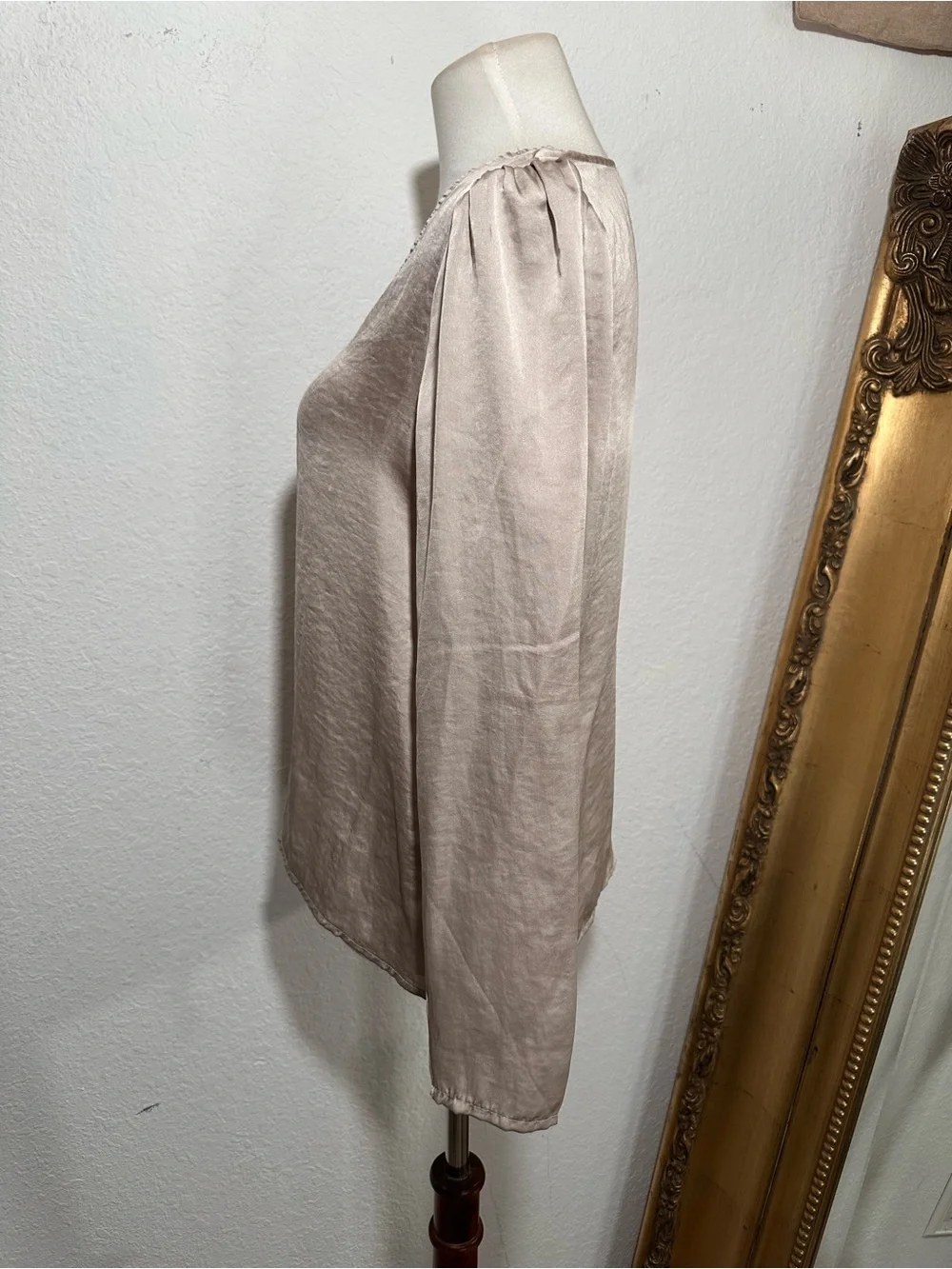 Carmen Carmen Marc Valvo Satin Foil Taupe Long Sleeve V Neck Blouse Size Small - Picture 5 of 8
